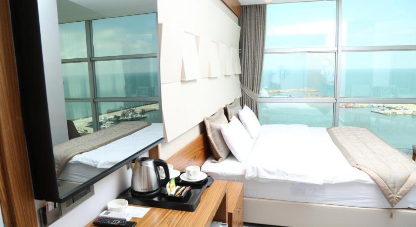 萨姆松全景达姆拉酒店的酒店客房设有两张床和大窗户。