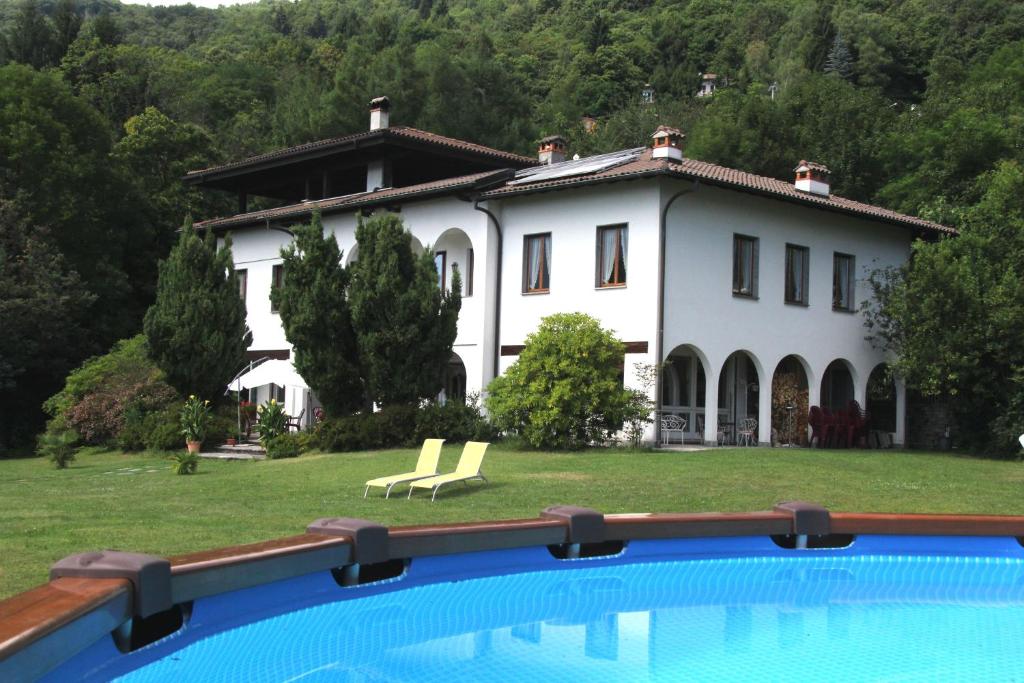 特拉雷戈Villa Morissolina的一座房子前面设有游泳池