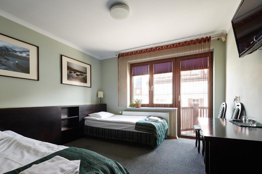 奥斯威辛Willa Pierrot的酒店客房设有床和窗户。