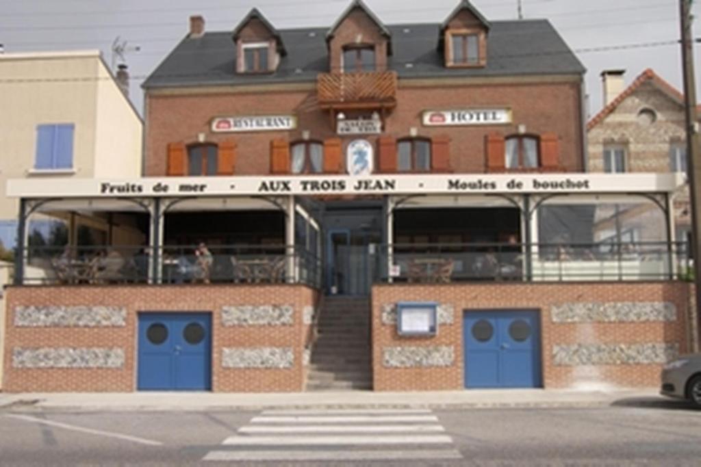勒克罗图瓦奥克斯多利斯基恩酒店的街上有蓝色门的砖砌建筑