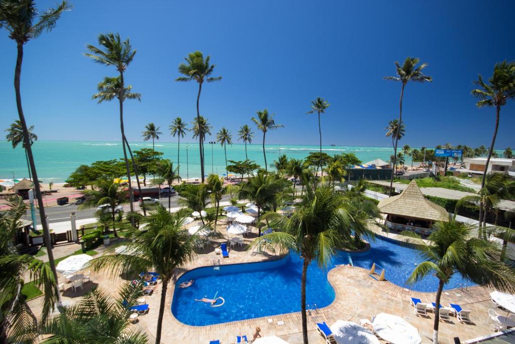马塞约马塞约大西洋套房酒店的享有带游泳池和海洋的度假村的空中景致