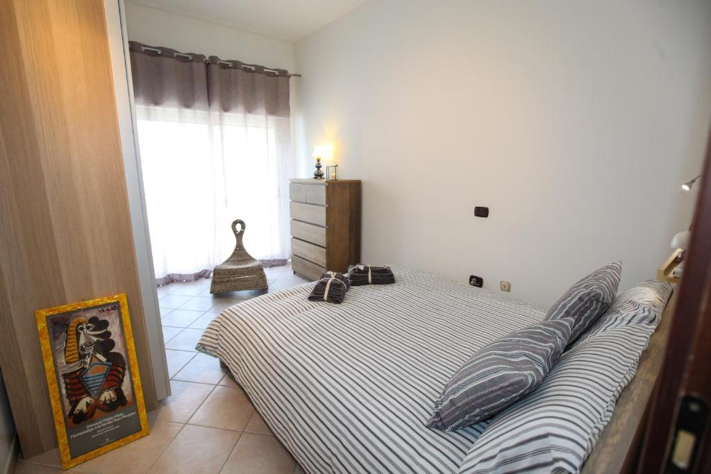 塔兰托Casa vacanze Letto & Latte的一间卧室配有两张单人床和一个梳妆台