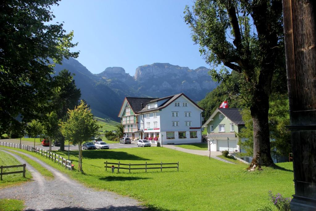 韦斯巴德Hotel Alpenblick的山村,有道路和房屋