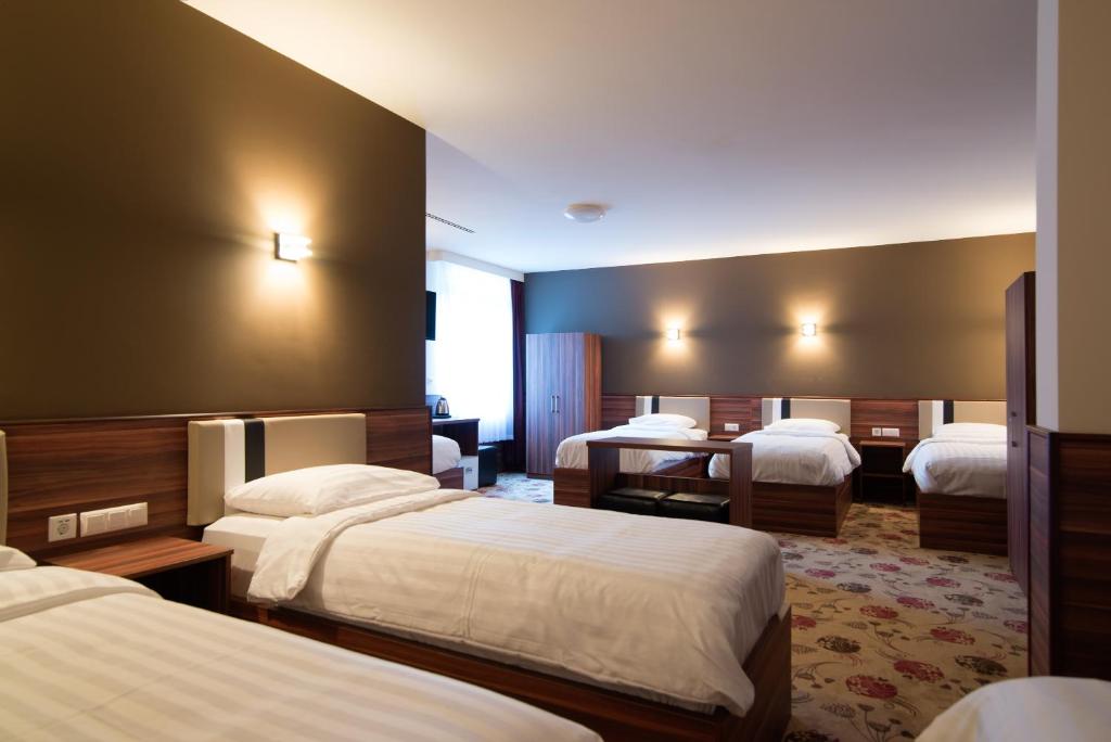 阿姆斯特丹金斯考特酒店的酒店客房设有三张床和一张书桌