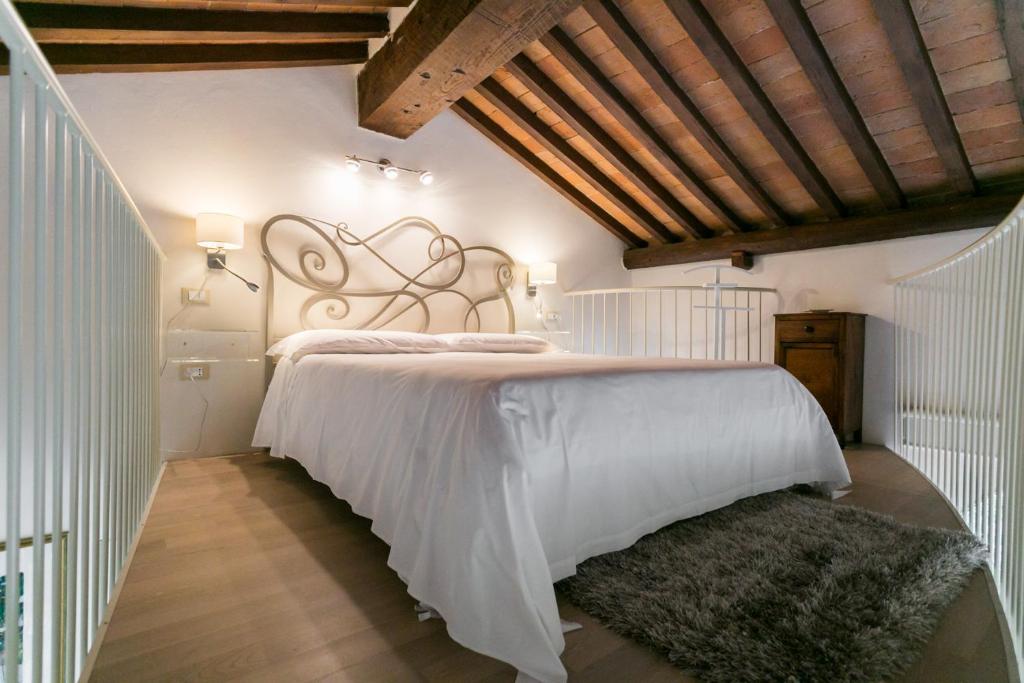 比萨Relais Pacinotti Apartments的卧室配有一张白色大床
