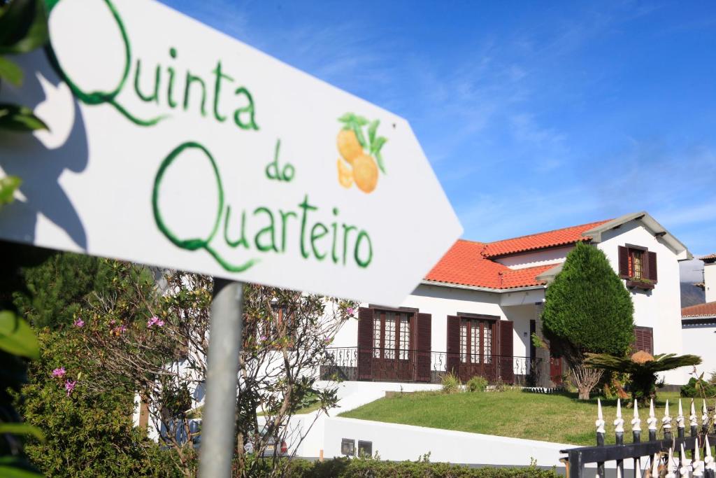 波瓦桑Quinta do Quarteiro的房屋前的标志
