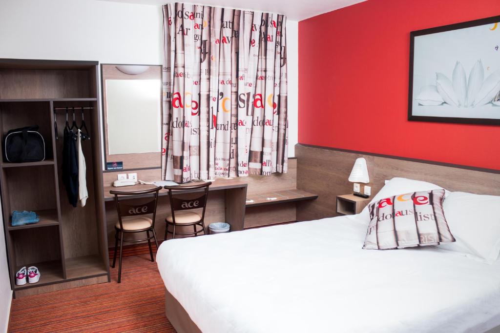 凯恩艾斯卡恩诺德麦莫瑞欧酒店的酒店客房,配有一张床和一张桌子及椅子