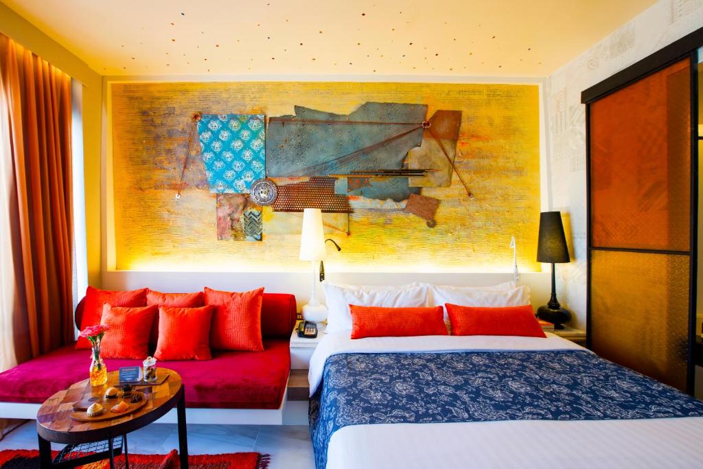 曼谷暹罗 @ 曼谷暹罗时尚酒店的酒店客房,配有床和沙发