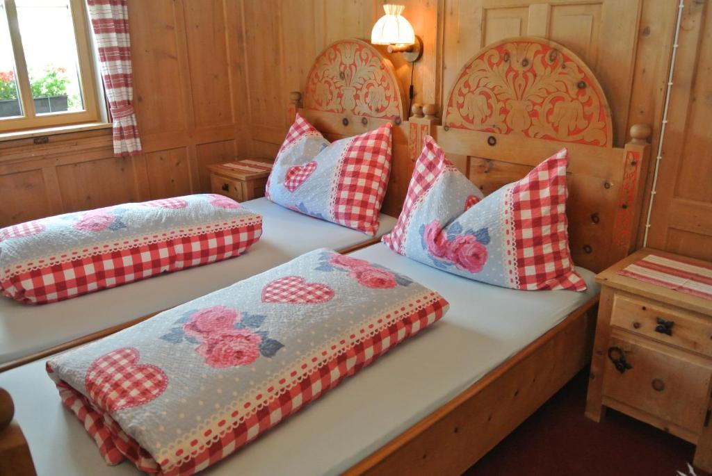 达沃斯Pension Hof zur Stilli的配有枕头的客房内的两张床