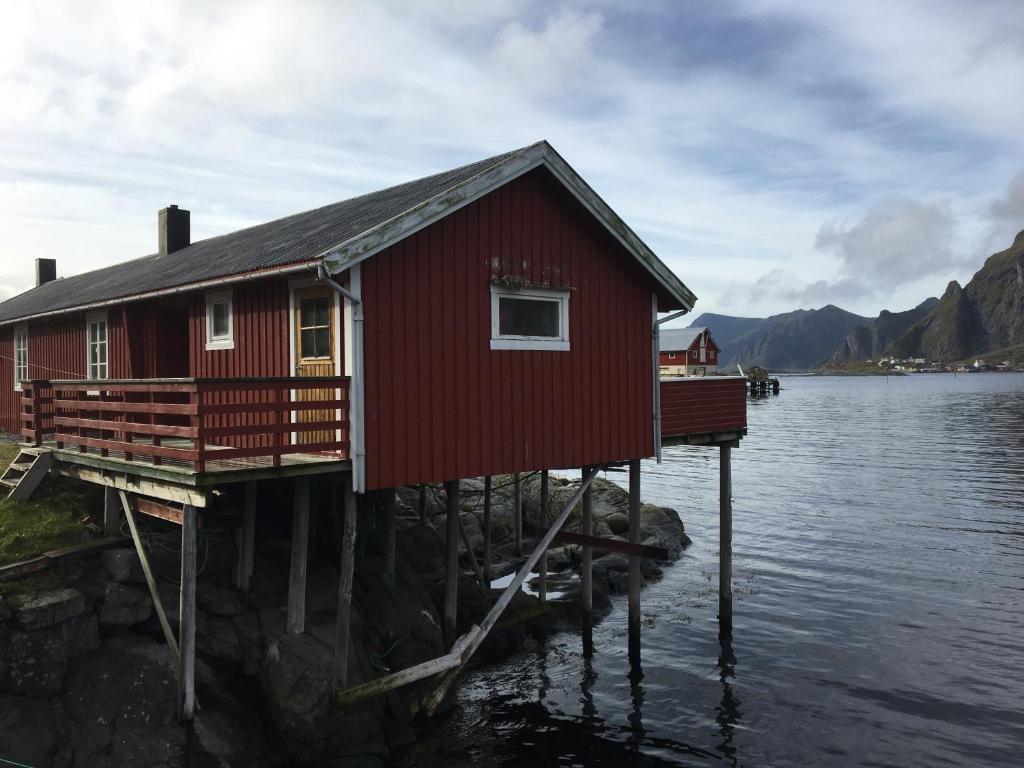 索尔瓦根Buodden Rorbuer - Fisherman Cabins Sørvågen的水面上的一个红色房子