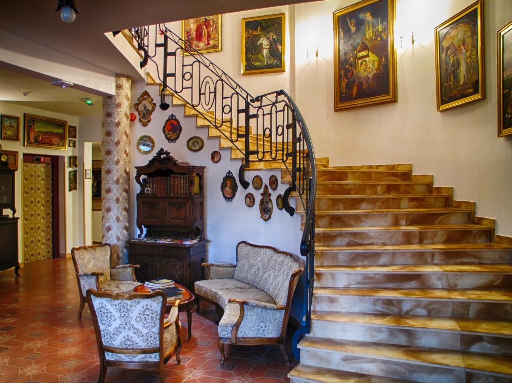 萨格勒布庞迪加酒店的客厅设有楼梯、椅子和桌子