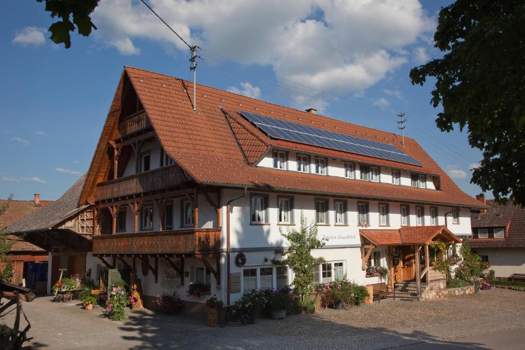 多瑙艾辛根Pension Baarblick的一座建筑,屋顶上设有太阳能电池板