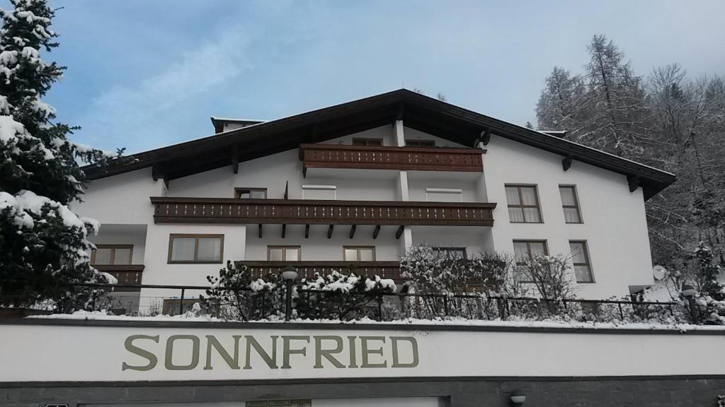 巴德小基希海姆Appartement Sonnfried的前面有标志的白色建筑