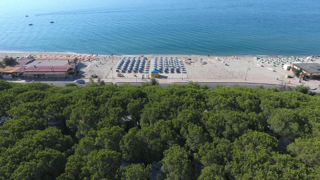 克罗帕尼Villaggio Camping Lungomare的享有海滩和海洋的空中景致