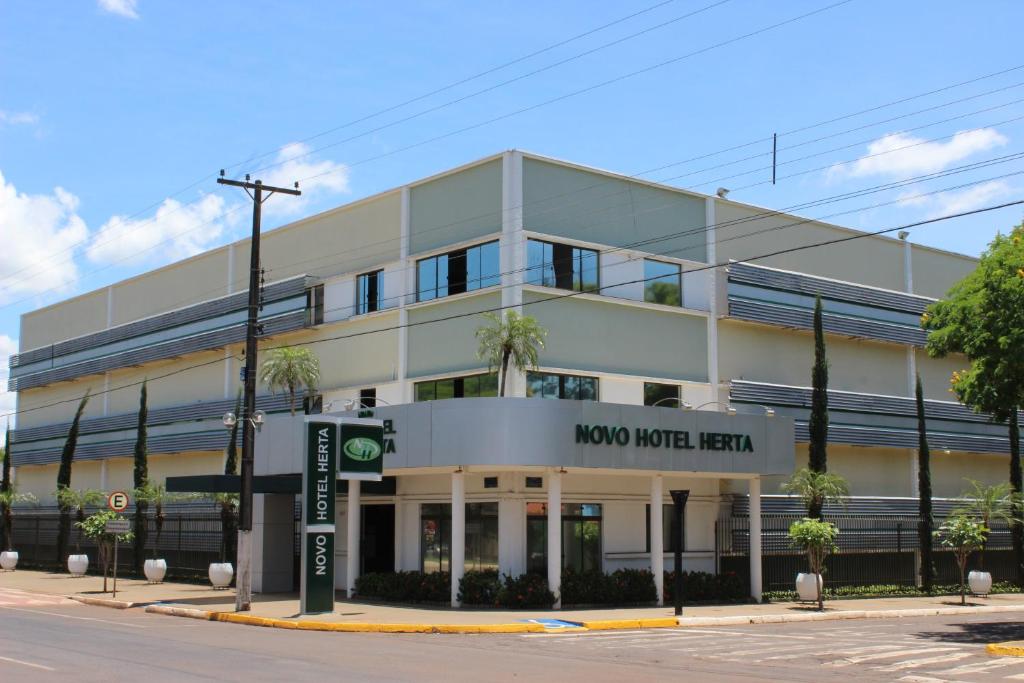 瓜伊拉Novo Hotel Herta的一座带新莱林酒店的办公楼