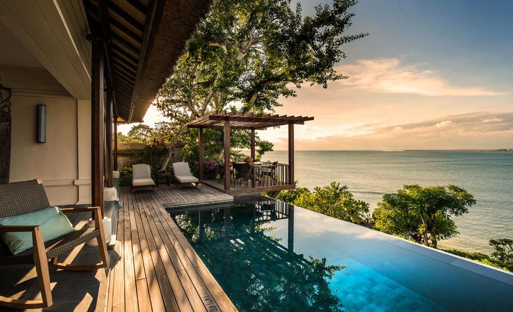 金巴兰金巴兰海湾巴厘四季酒店的海景别墅 - 带游泳池