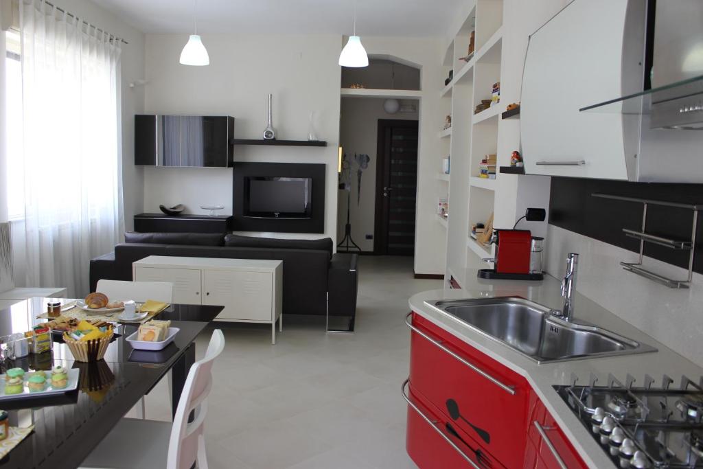 雷焦卡拉布里亚A Casa di Marcy的厨房以及带水槽和沙发的客厅。