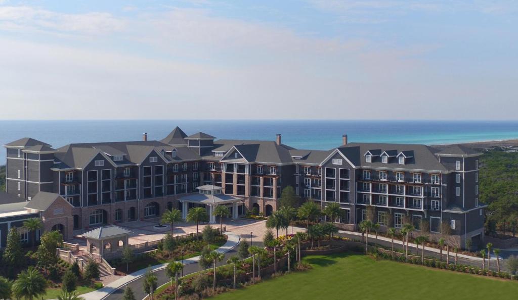 德斯坦Henderson Beach Resort的度假村的鸟瞰图，背景是大海