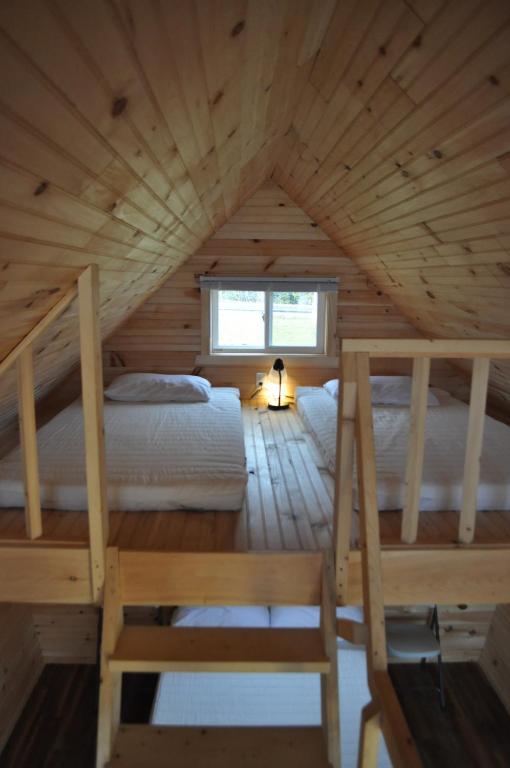 Birch PlainThe ZzzzMoose 2.0的小木屋内的卧室,配有两张床