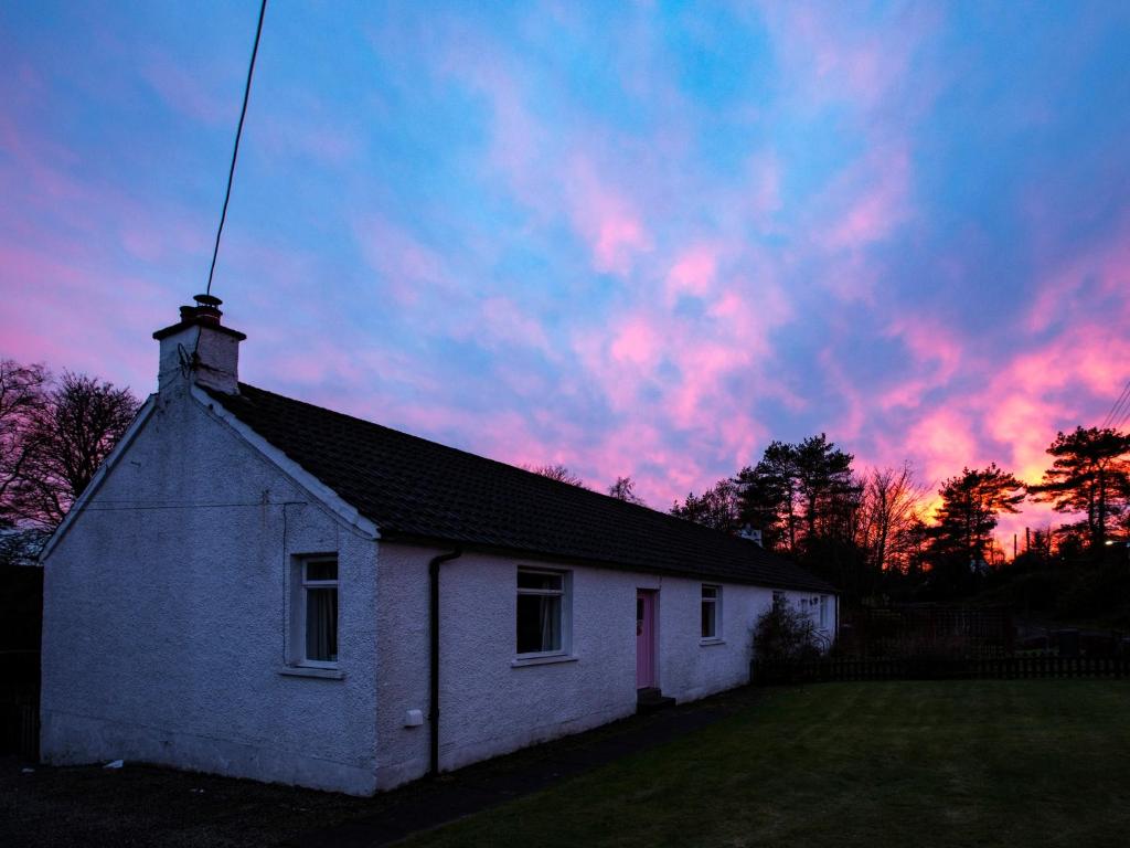 BargrennanCulsharg Cottage的天空日落的白色房子