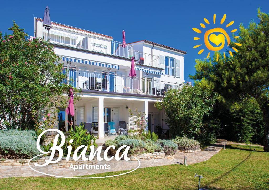 普莱曼图拉Apartment Bianca Premantura Istrien的一栋带花园和布兰卡公寓标志的别墅
