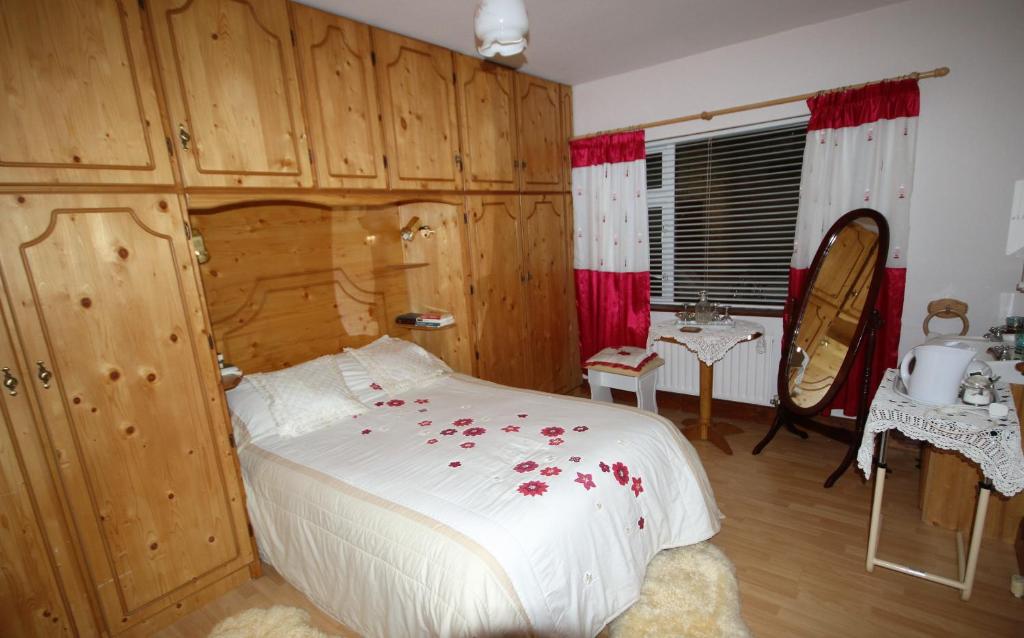 卡文福特维尔酒店的一间卧室,床上有红色的鲜花
