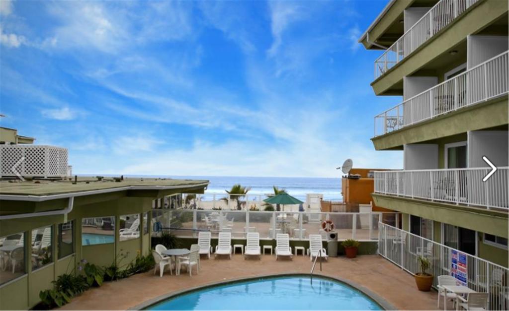 圣地亚哥冲浪者海滩酒店的从酒店阳台可欣赏到海滩景色
