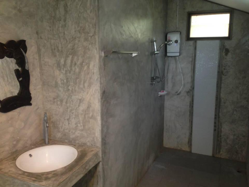 湄安蒙克奥旅馆的一间带水槽和淋浴的浴室