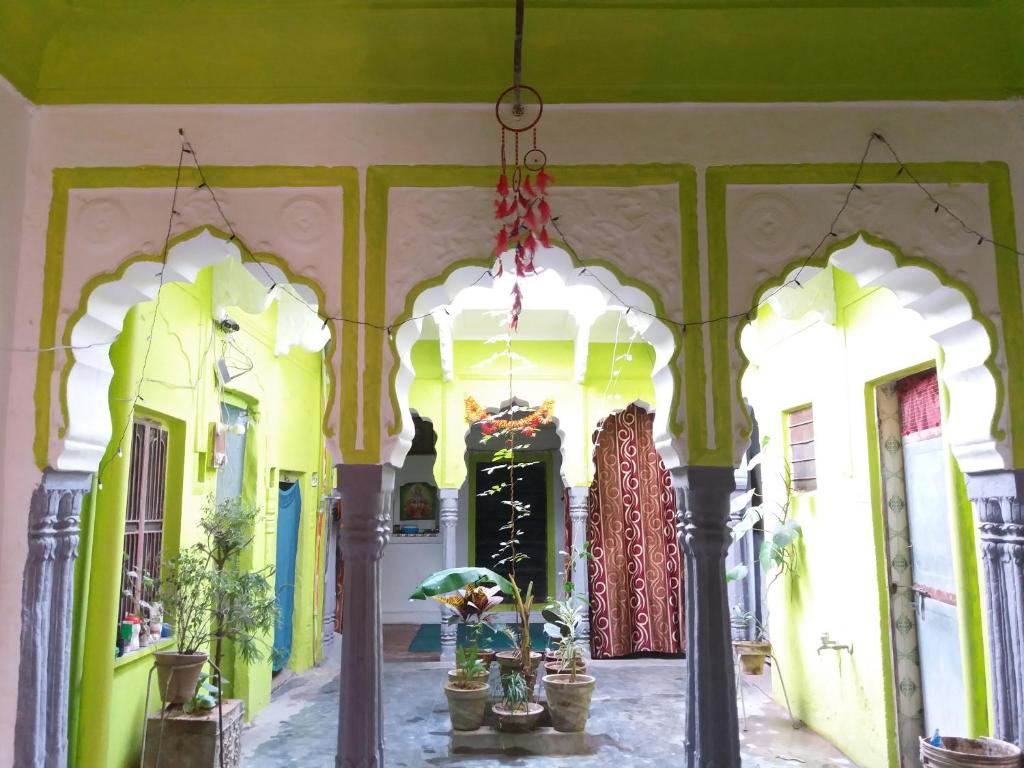 布什格尔Savitri Palace的建筑的走廊,有绿色和黄色的墙壁