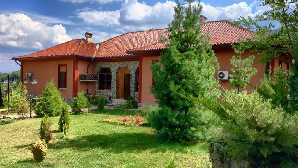 Kraevo马克别墅酒店的一座带庭院的橙色小房子