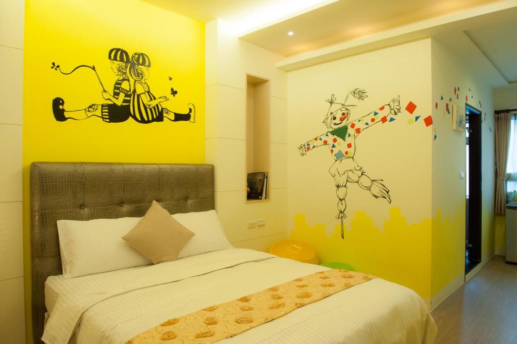 罗东镇Fun松的一间卧室配有一张黄色墙壁的床