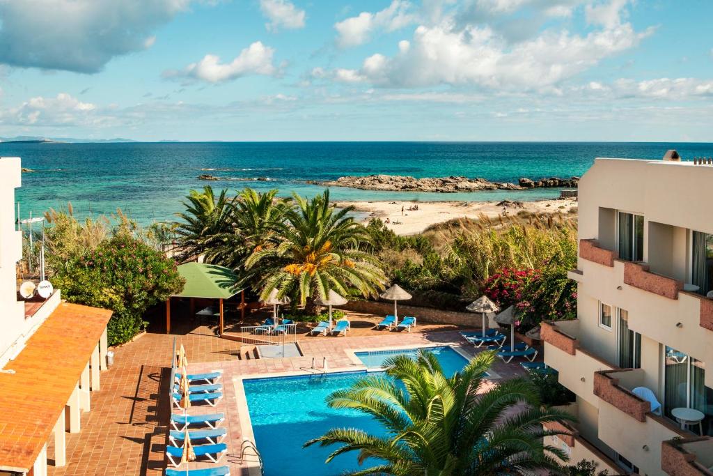 埃斯普霍斯Apartamentos Portu Saler的享有带游泳池和大海的度假胜地的景致
