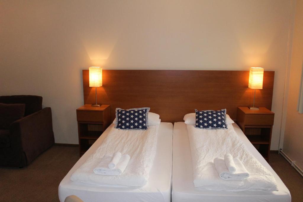 欧拉夫斯维克欢迎公寓的酒店客房设有两张床和两盏灯。