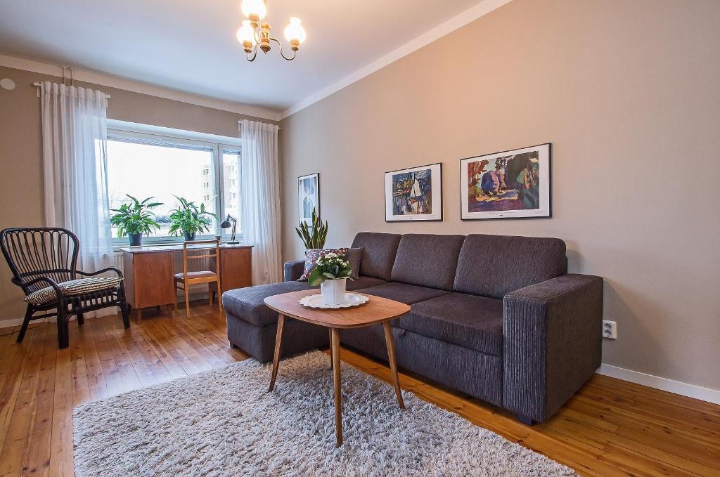 库奥皮奥萨沃卡图25号公寓 的客厅配有沙发和桌子