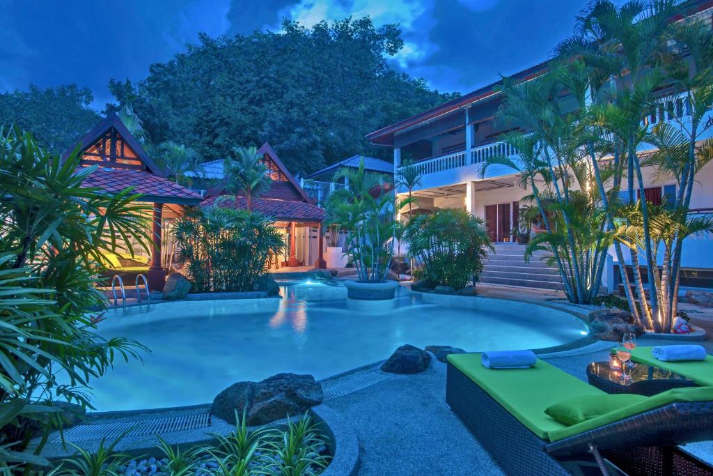 查汶苏梅岛小花园度假酒店的别墅后院的游泳池