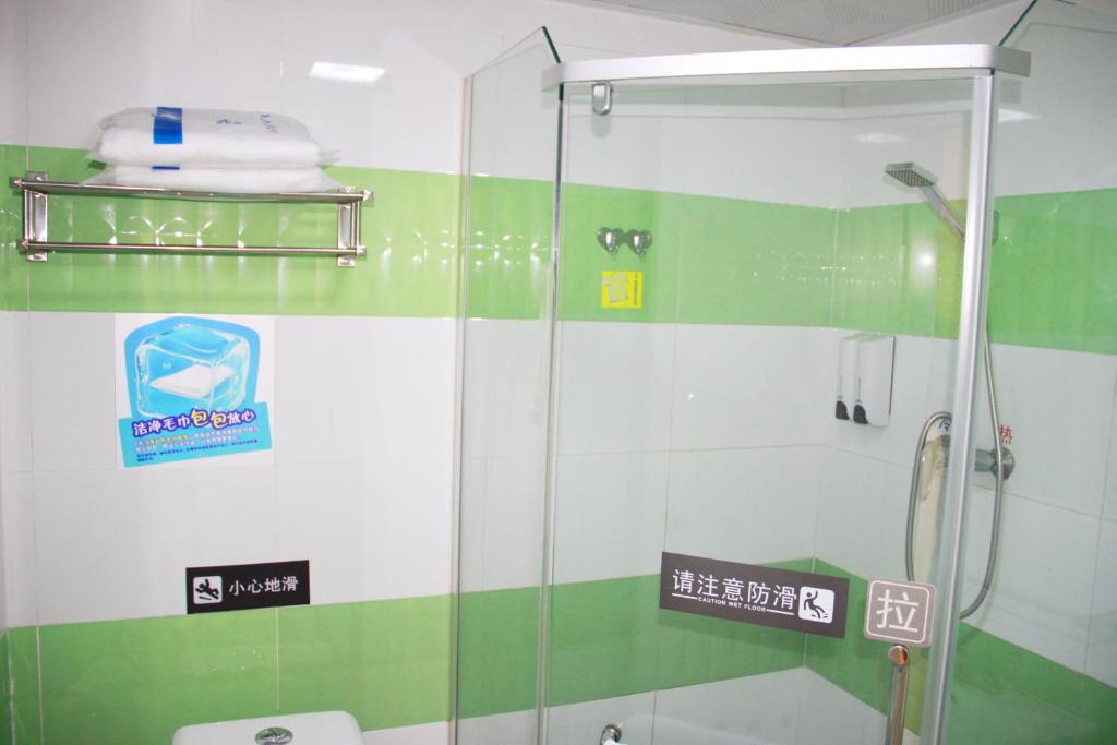 嘉定7天优品上海国际汽车城同济大学店的浴室里设有玻璃门淋浴