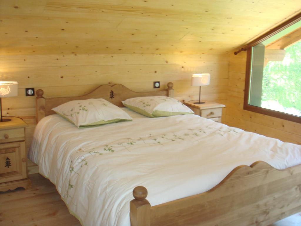 莱瓦尔坦Chalet Elisa的小木屋内一间卧室,配有一张床