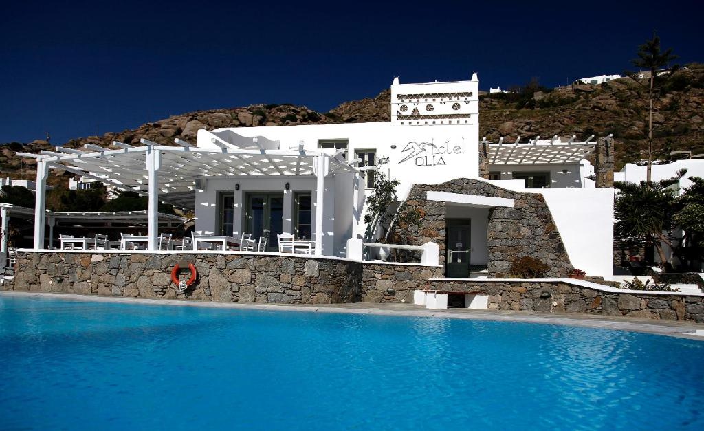 图罗斯欧丽雅酒店的房屋前有游泳池的建筑