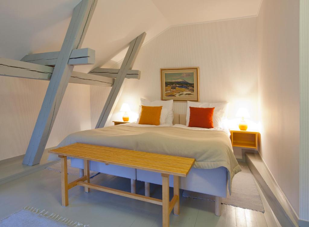 波里阿尔斯特罗敏罗奇诺尔马库酒店的一间卧室配有一张床和一张木桌
