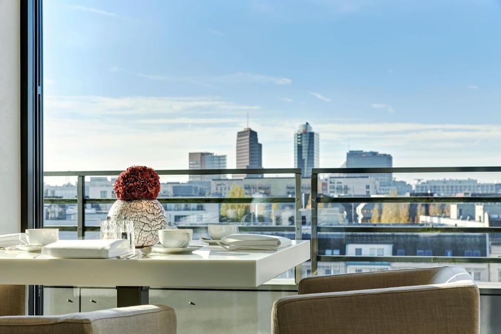 柏林曼陀罗套房酒店的市景客房 - 带桌子