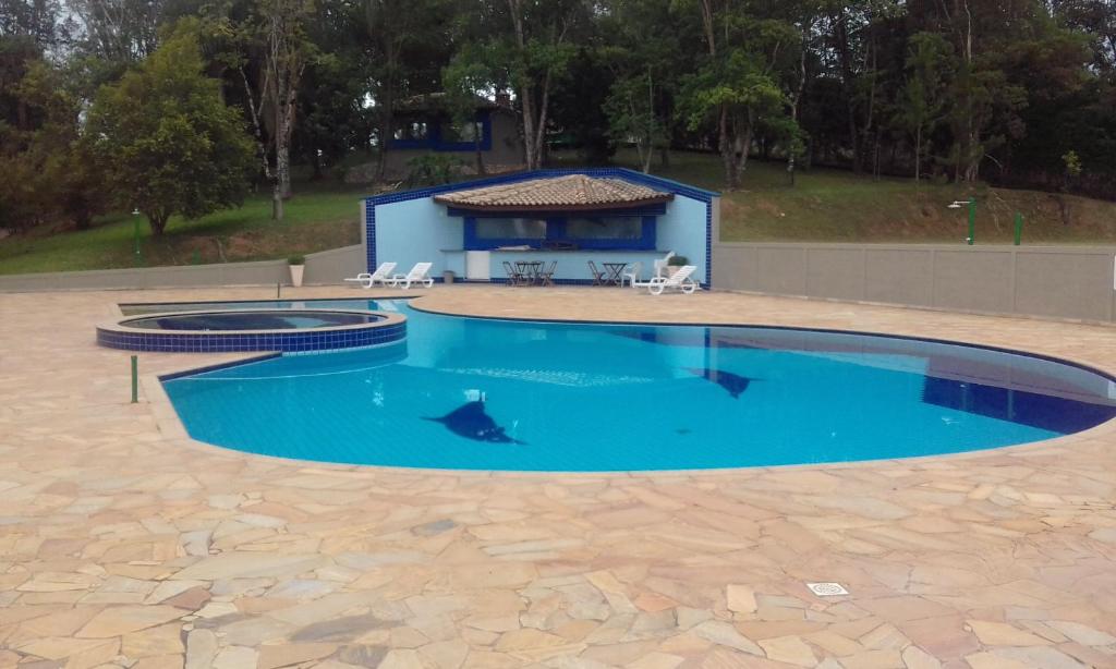塞拉内格拉Hotel Pousada Gurupiá的一座大型蓝色游泳池,后面有一座房子