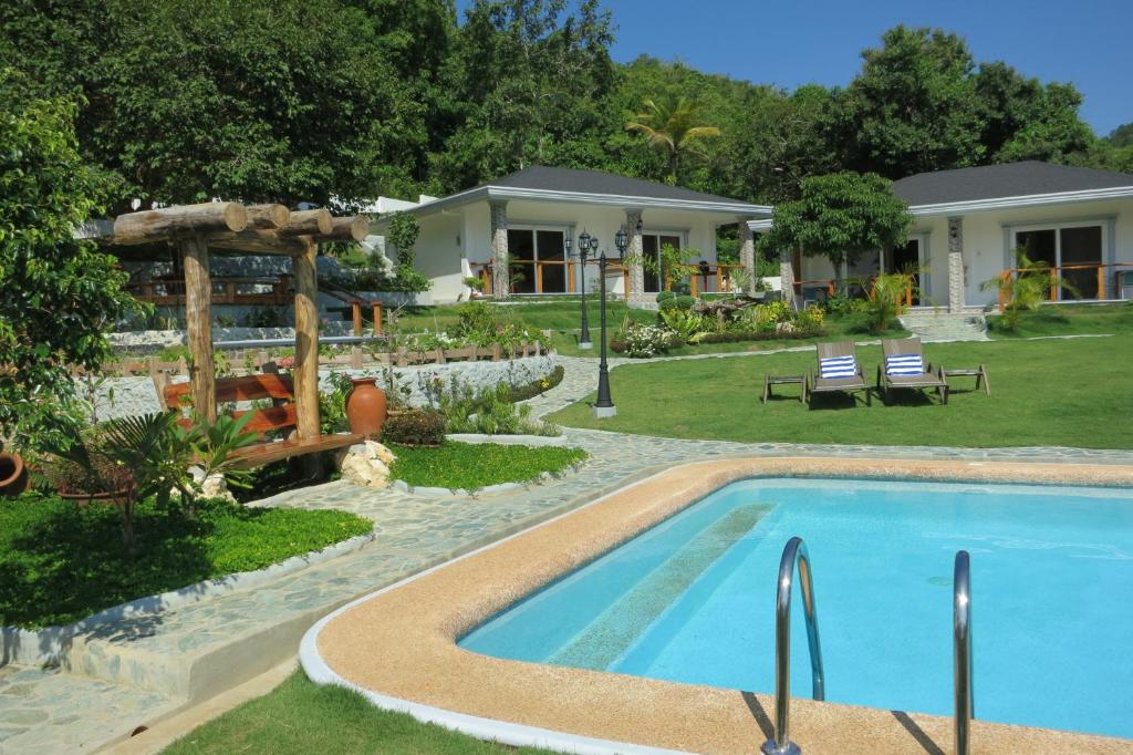 锡基霍尔花园度假别墅的庭院中带游泳池的房子