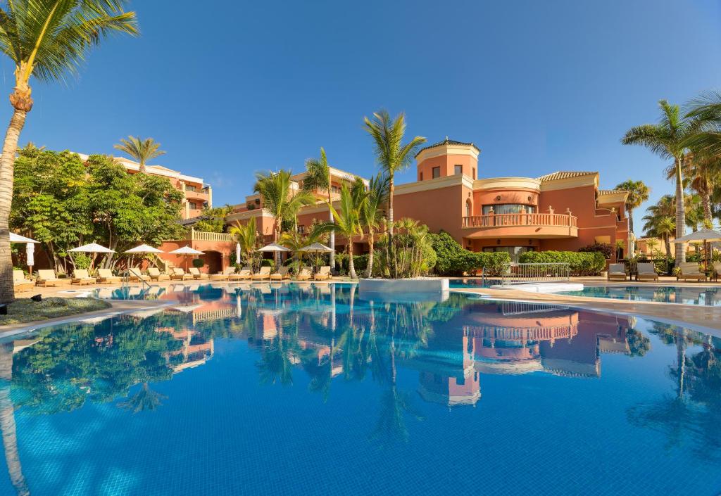 美洲海滩马德里桂拉斯高尔夫度假村及水疗中心 - 仅限成人的棕榈树度假村前的游泳池