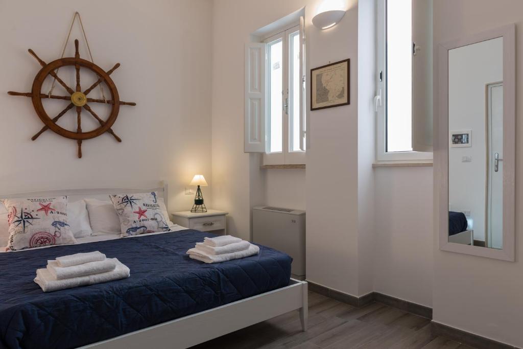 莫诺波利B&B Rotta Mediterranea的一间卧室配有带毛巾的床