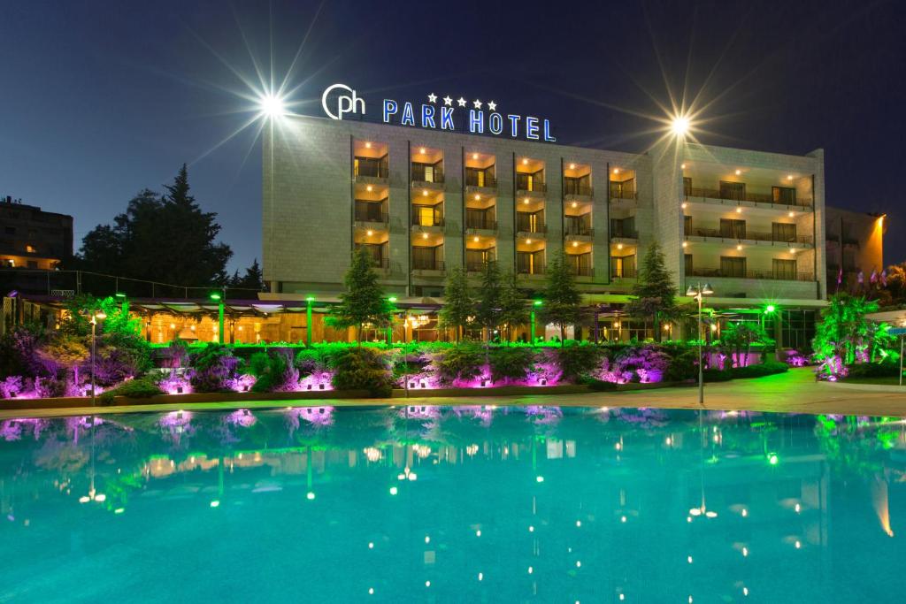 Chtaura什陶拉公园酒店的一家在晚上设有大型游泳池的酒店