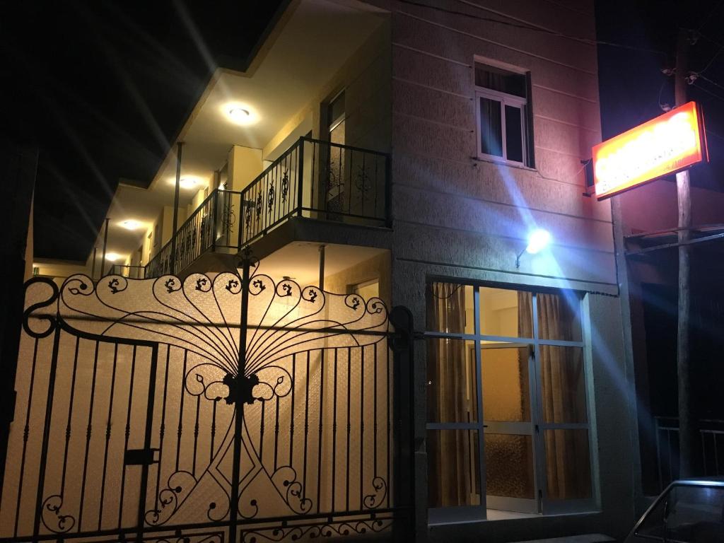 亚的斯亚贝巴愉悦住宿加早餐旅馆的一座晚上有铁艺门的建筑