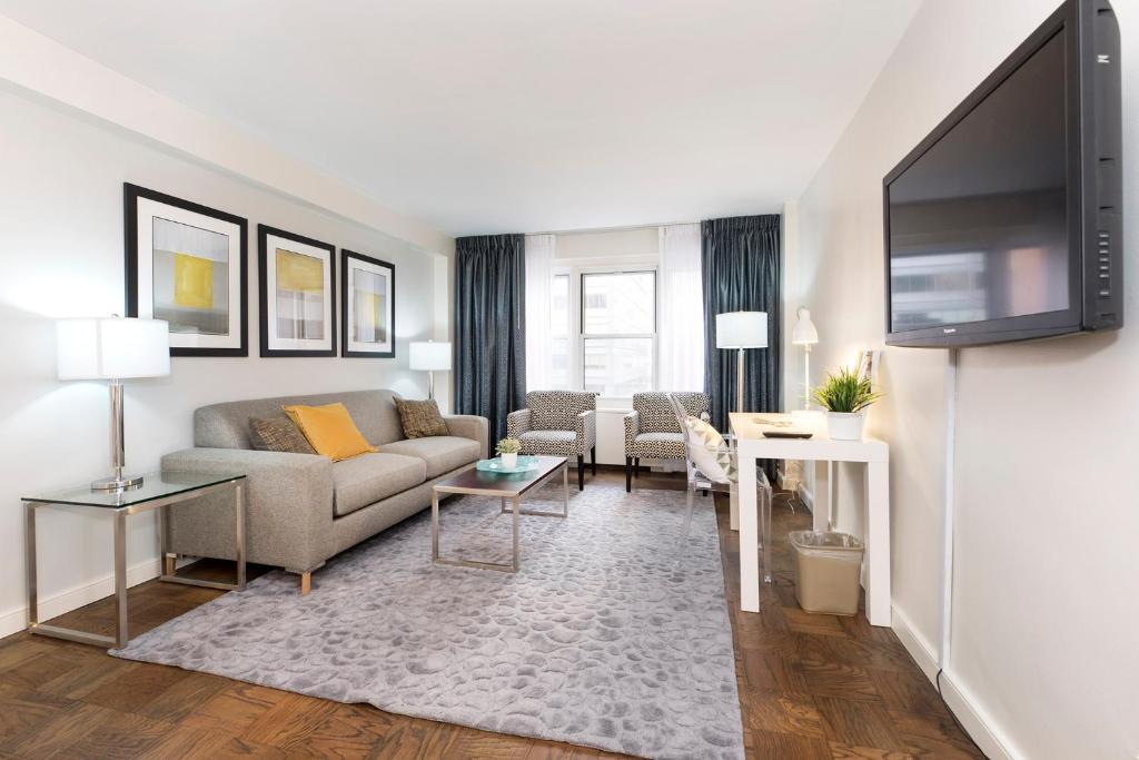 纽约默里山东套房酒店的带沙发和平面电视的客厅