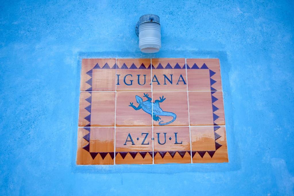 科潘玛雅遗址Hostel Iguana Azul的清真寺的标志,上面有灯