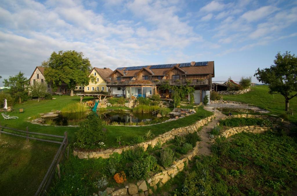 伊布斯河畔魏德霍芬比奥霍夫艾本鲍尔旅馆的享有花园房屋的空中景致