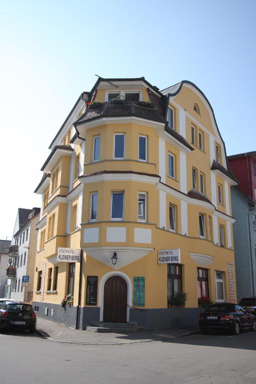 腓特烈港克莱纳伯格城市酒店的街道边的黄色建筑